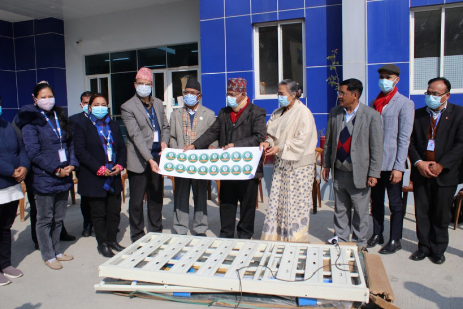 निर्मल लामा स्मृति प्रतिष्ठानद्वारा वीर अस्पताललाई आईसीयू बेड र नेपाल प्रहरी अस्पतालमा सर्जिकल मास्क हस्तान्तरण