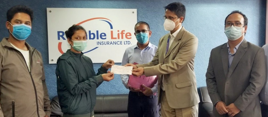 रिलायबल नेपाल लाइफद्वारा रु.१४ लाख मृत्यु दाबी भुक्तानी